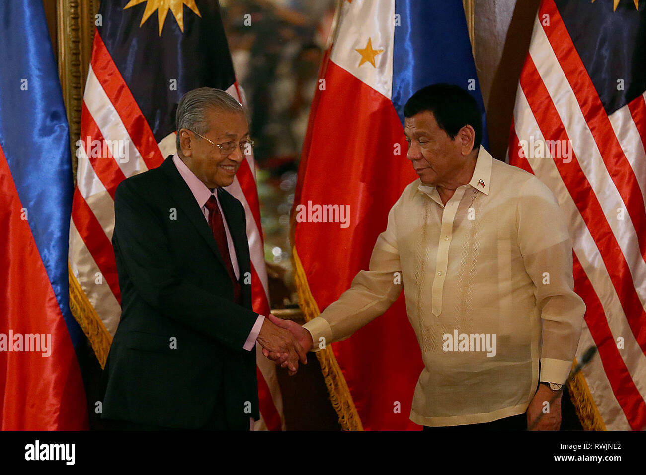 Manila, Philippines. 7th Mar, 2019. Visiting Malaysian Prime Minister Mahathir Mohamad (L) shakes hands with Philippine President Rodrigo Duterte during a welcoming ceremony at the Malacanang presidential palace in Manila, the Philippines, March 7, 2019. Credit: Rouelle Umali/Xinhua/Alamy Live News Stock Photo