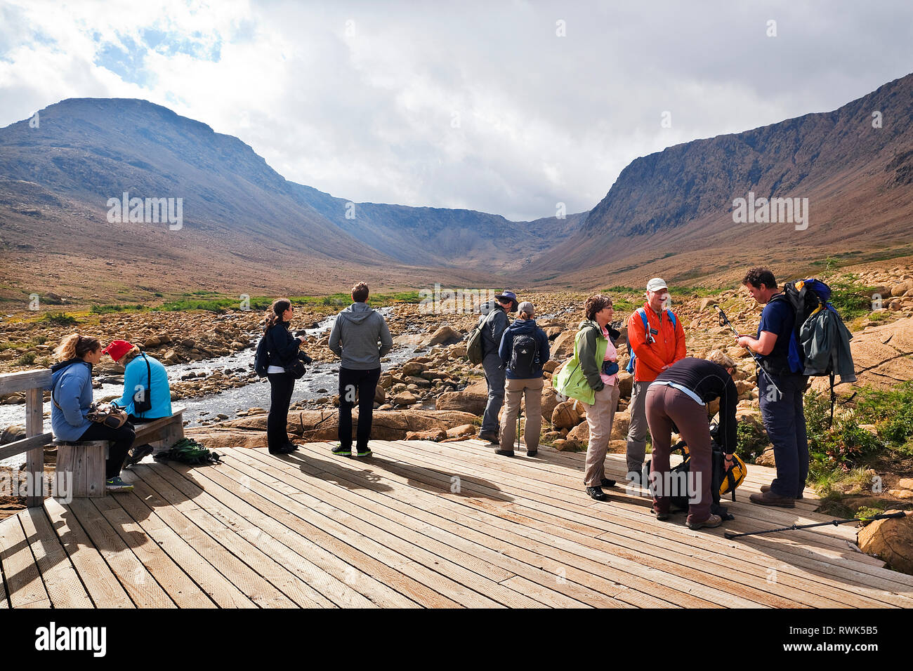 Viewing platform at the end of the Tablelands Trail in Gros Morne National Park. From here, hardy hikers will make their way into the Winterhouse Brook Canyon (in the background) and eventually up the Tablelands Mountain. Newfoundland, Canada Stock Photo
