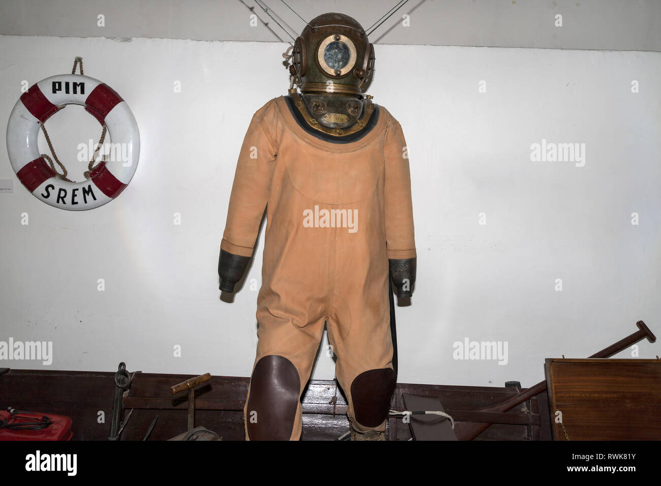 Hard hat diving hi-res stock photography and images - Alamy