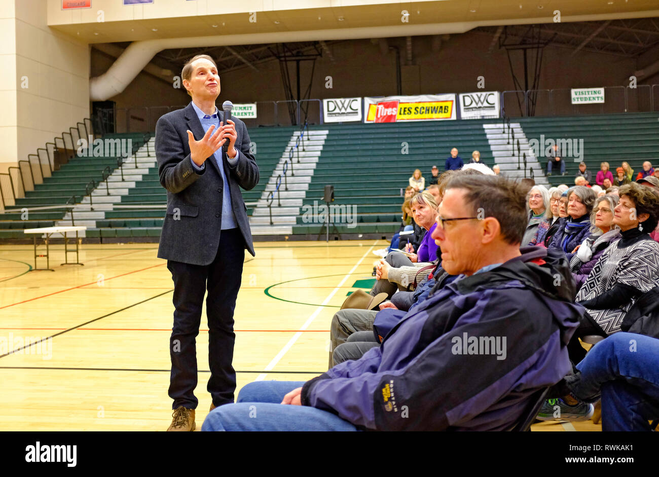 Town hall meeting hi-res stock photography and images - Alamy