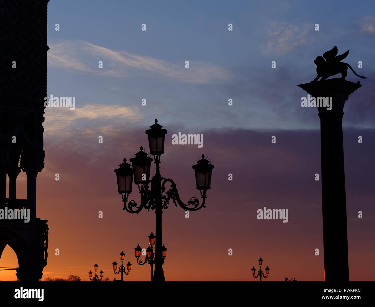 Sunrise on doges palace hi-res stock photography and images - Alamy
