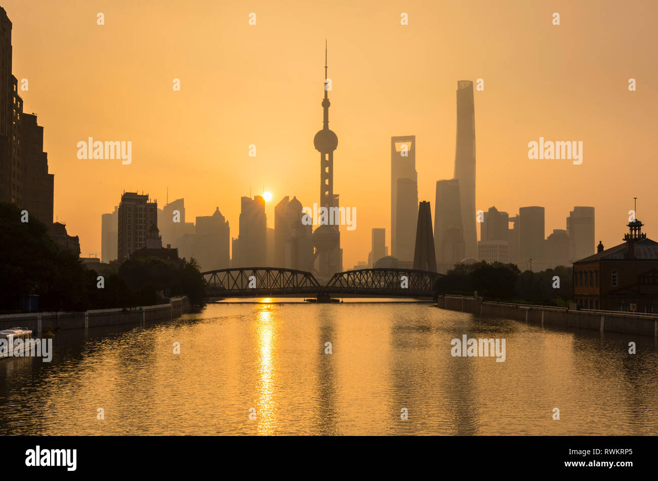 Golden sunset over Waibaidu Bridge and Pudong skyline, Shanghai, China Stock Photo