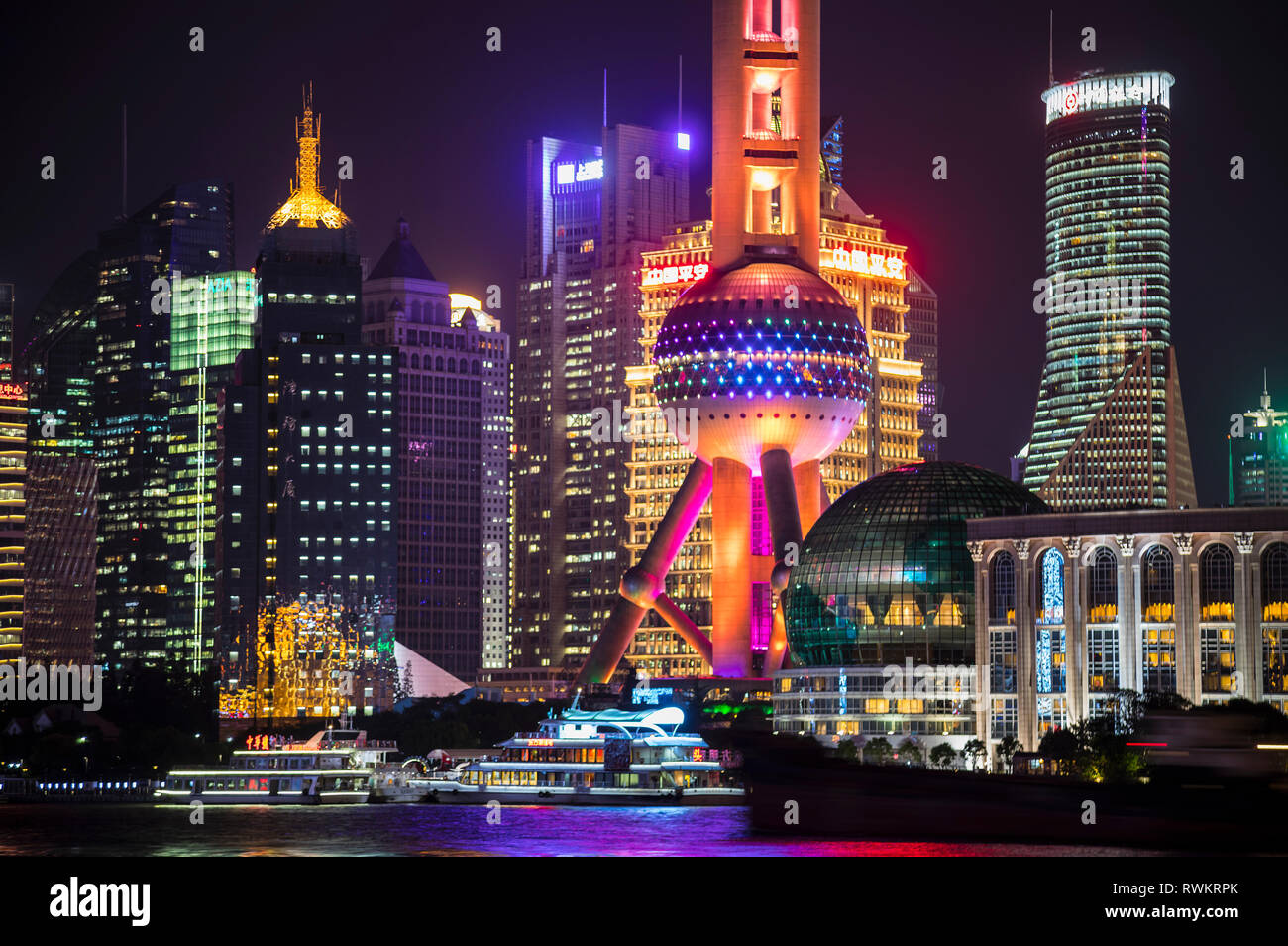 pudong-skyline-with-oriental-pearl-tower-at-night-shanghai-china