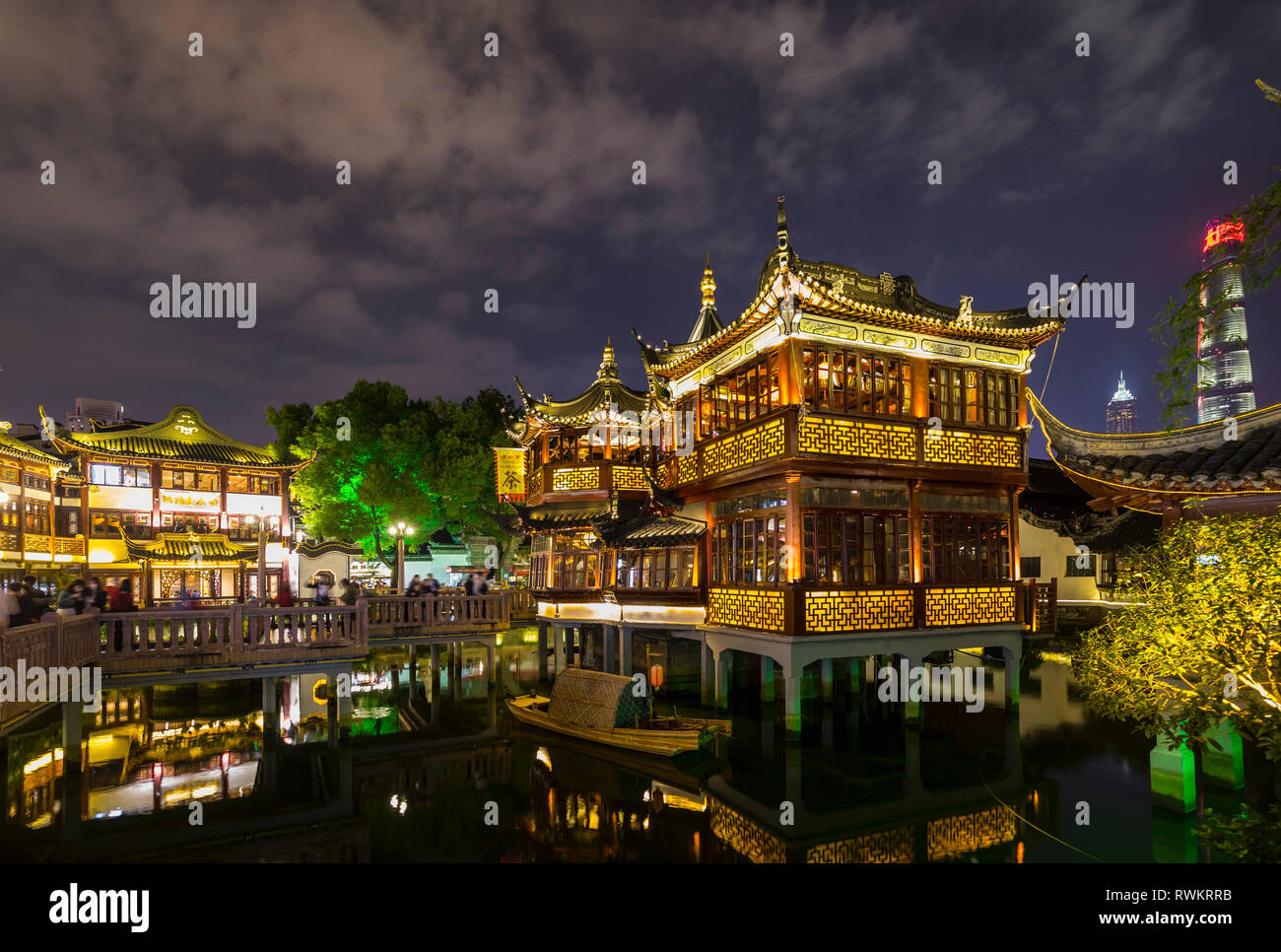 Tea house in Yu Garden at night, Shanghai, China Stock Photo