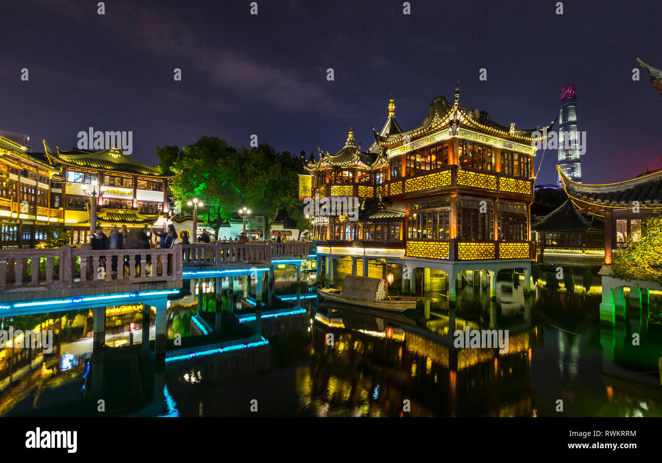 Tea house in Yu Garden at night, Shanghai, China Stock Photo