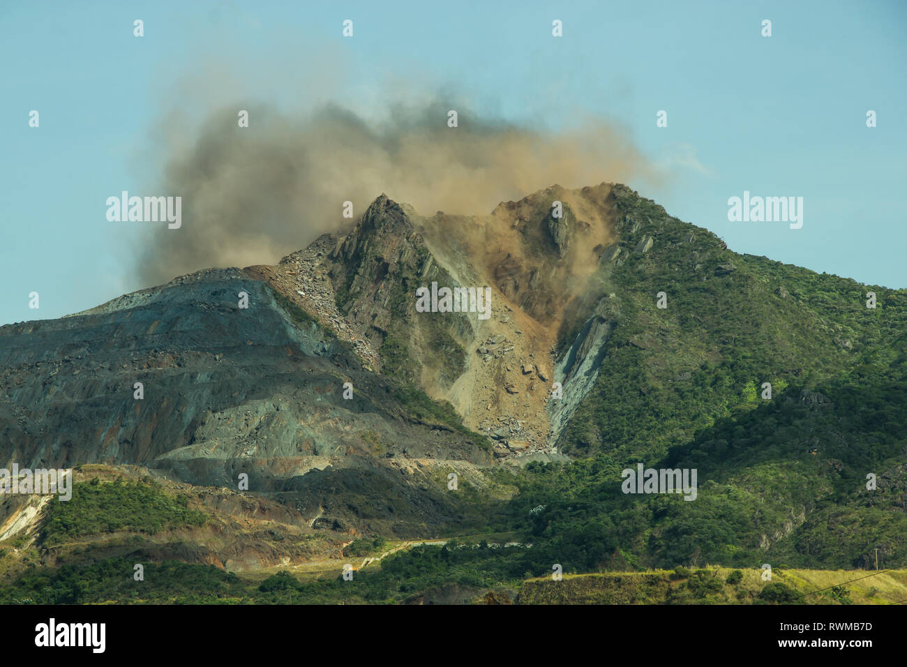 Blast in open cast mining quarry hi-res stock photography and images ...