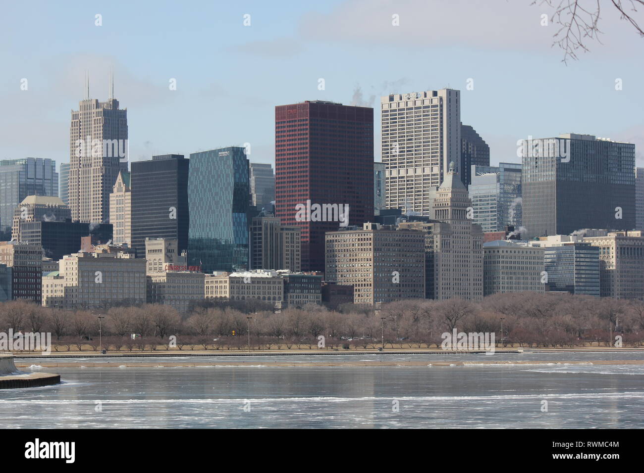 Chicago skyline bright sunny day hi-res stock photography and images