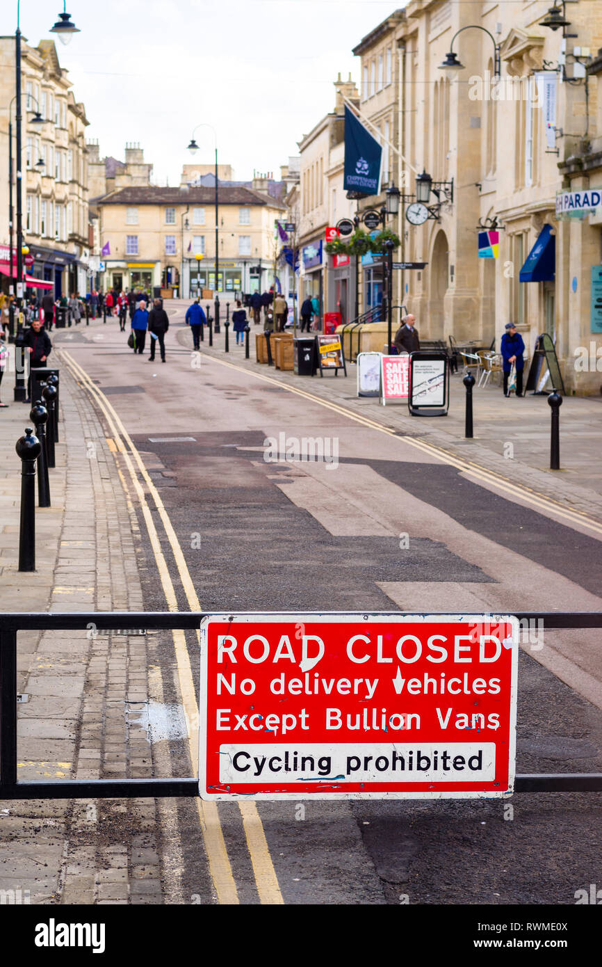 Sign ROAD CLOSED in Chippenham Wiltshire town centre thus creating a fume-free and safer environment for pedestrians and shoppers Stock Photo