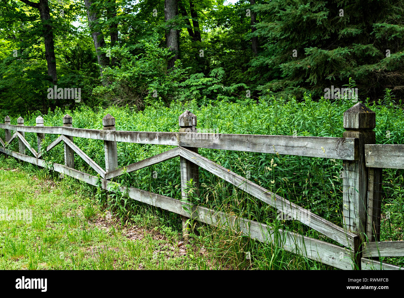Wooden barrier fence hi-res stock photography and images - Alamy