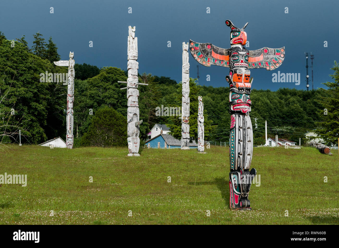 Totem poles in cemetary alert hires stock photography and images Alamy