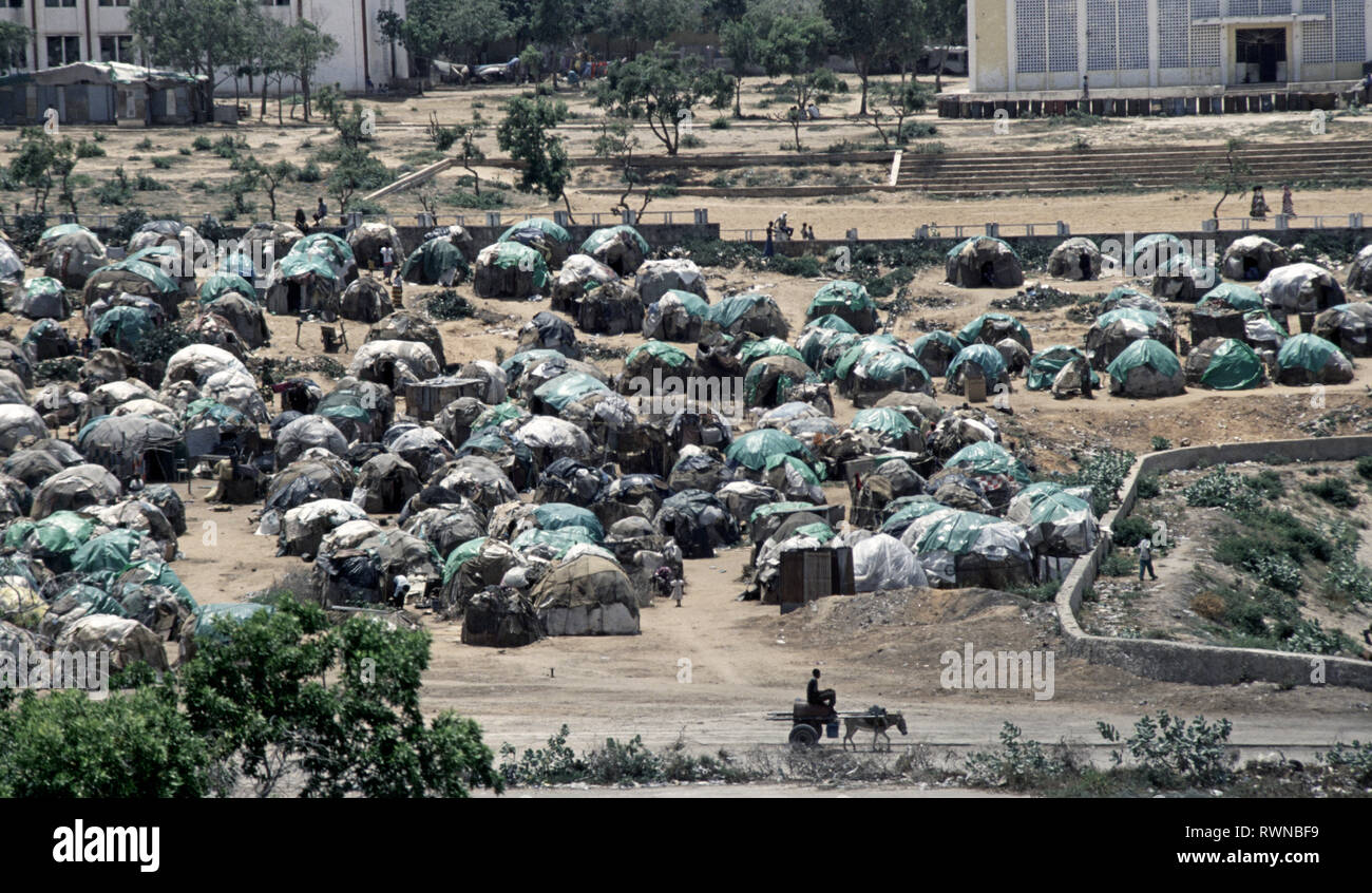 20th October 1993 Tightly packed, makeshift tents are home to several hundred refugees in front of Mogadishu's Polytechnic Institute in Somalia. Stock Photo