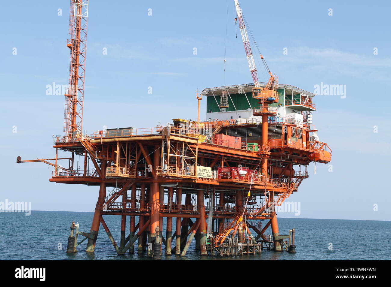 Offshore jackup oil rig hi-res stock photography and images - Alamy