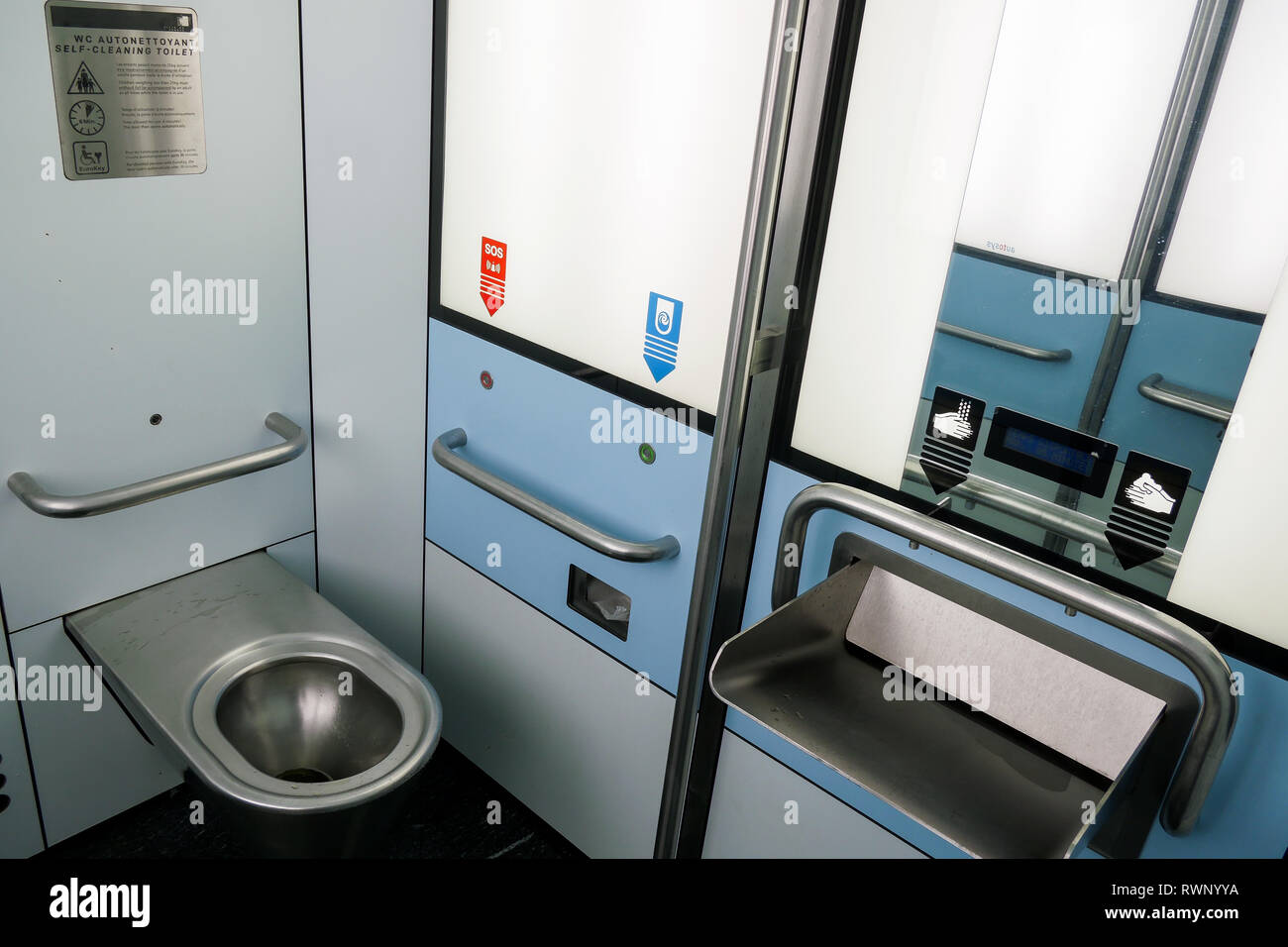 Toilettes Publiques High Resolution Stock Photography And Images Alamy
