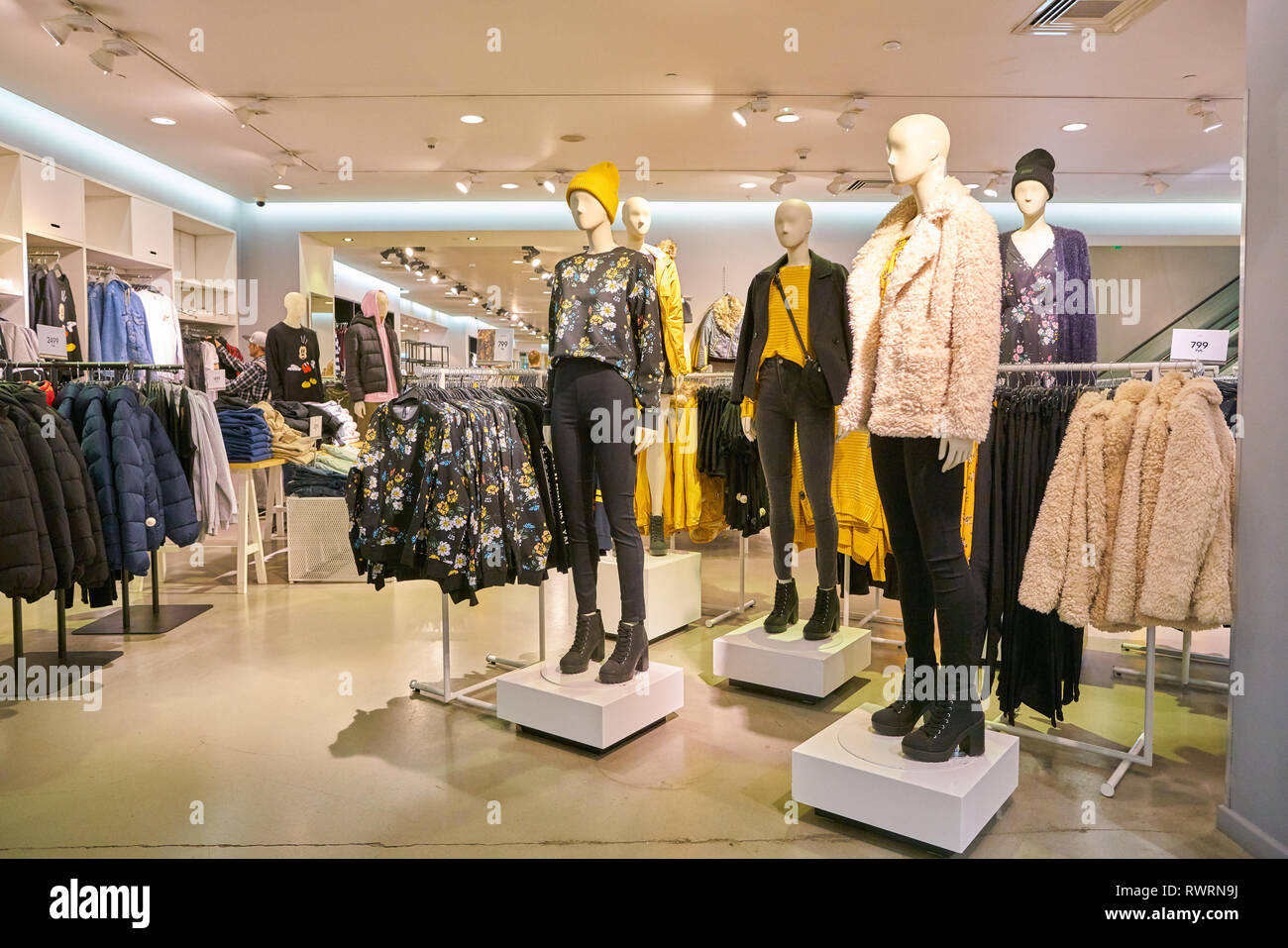 MOSCOW, RUSSIA - CRICA SEPTEMBER, 2018: interior shot of a H&M store in  shopping center in Moscow Stock Photo - Alamy