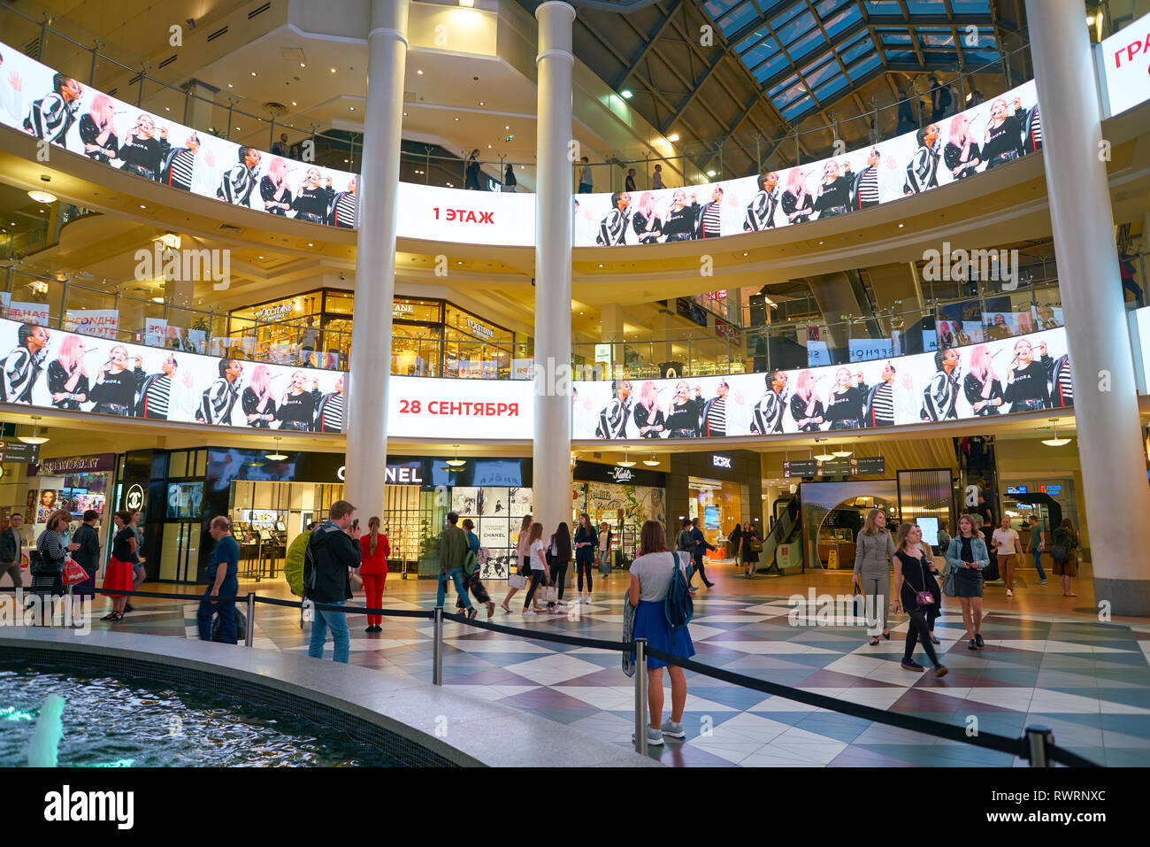 Atrium shopping center hi-res stock photography and images - Alamy