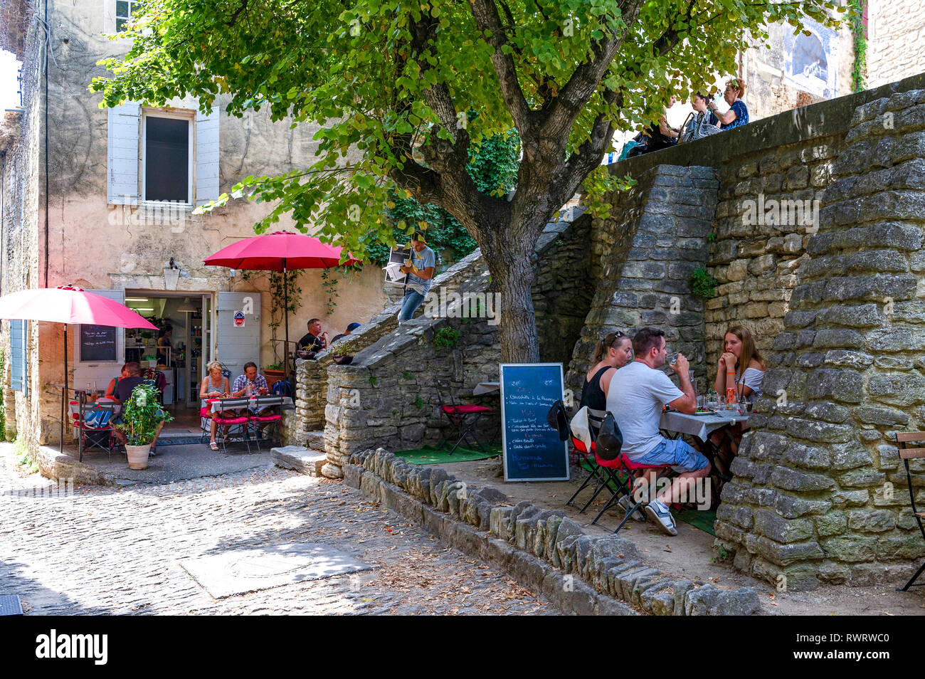 Vaucluse (84). The village of Gordes classified as the most beautiful village in France. People at the restaurant Stock Photo