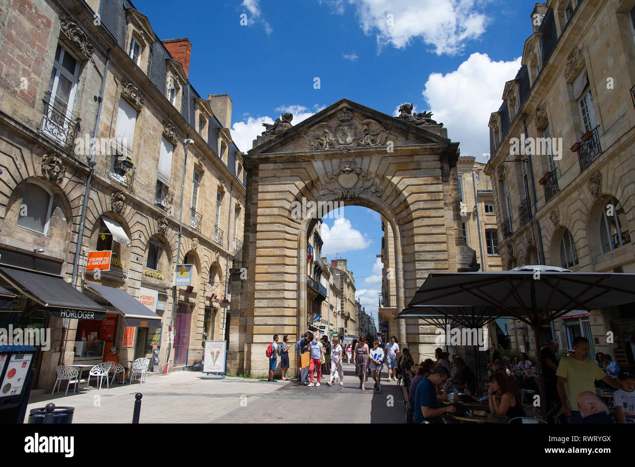 Bordeaux (south-western France): " rue de la Porte Dijeaux " street and  city gate " Porte Dijeaux " in downtown Bordeaux Stock Photo - Alamy