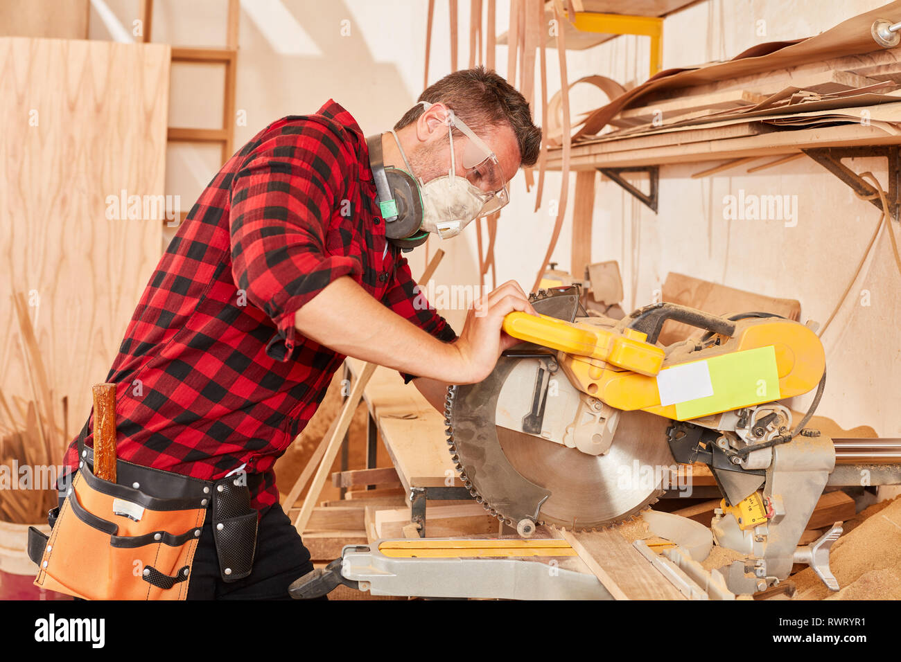 Заработок столяра. Профессия столяр. Подсобный рабочий плотник. Профессиональный столяр. Профессия плотник.