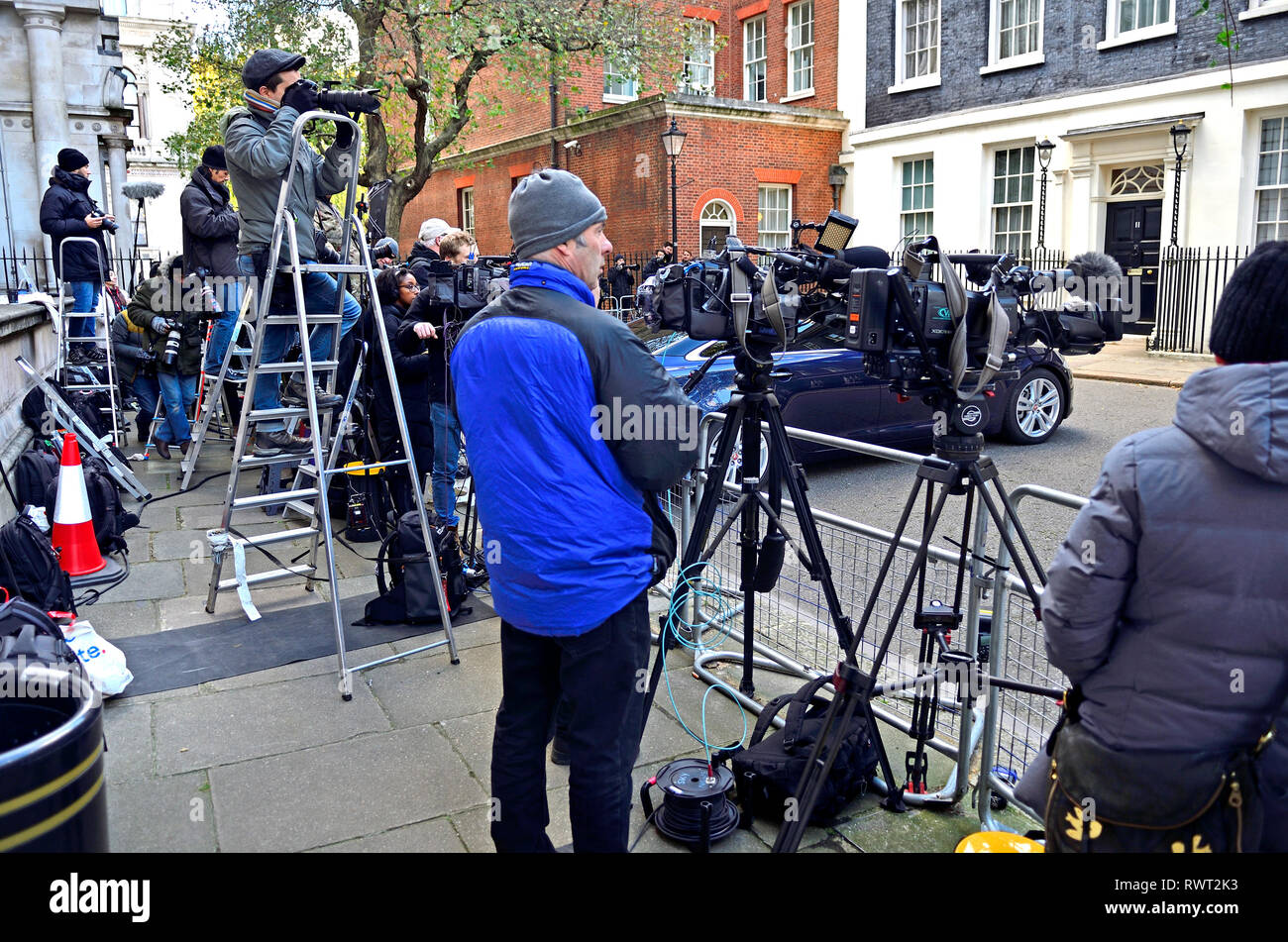 London, England, UK. Photographers and film crews in Downing Street Stock Photo
