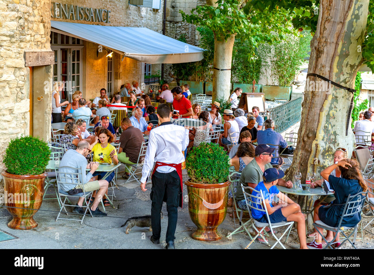 Vaucluse (84), Parc naturel regional du Luberon. Le village de Gordes classé plus beaux village de France. Restaurant La Renaissance sur la place Gent Stock Photo