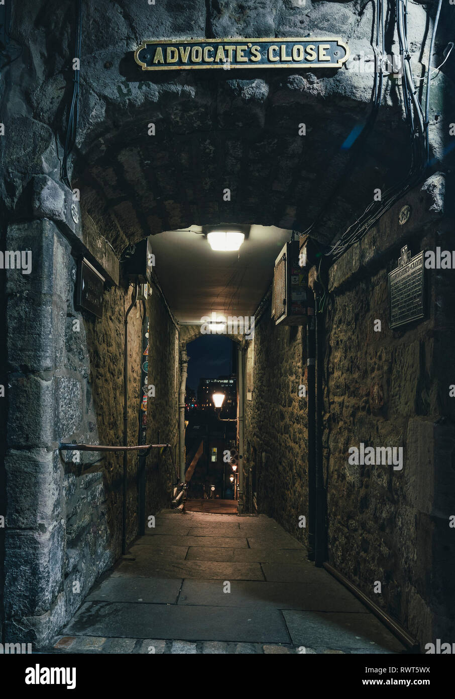 Night view of entrance to Advocate's Close on the Royal Mile in Edinburgh, Scotland, UK Stock Photo