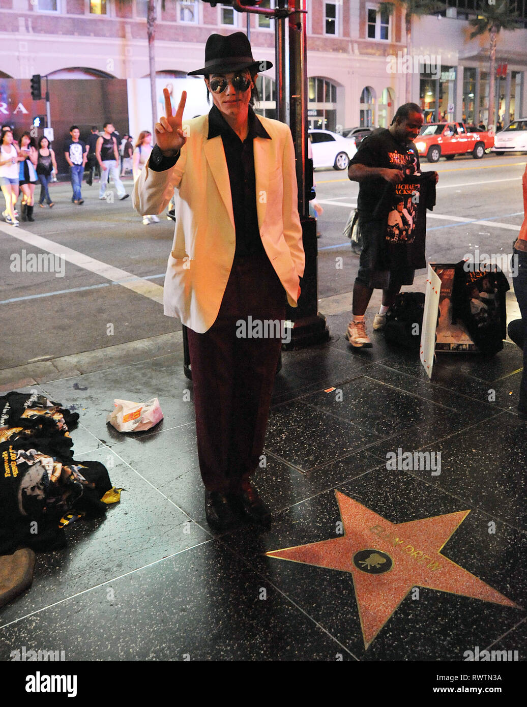 Michael Jackson Look A Like Posing With Fans On The Hollywood Blvd From All The Movie Characters In Front Of The Chinese Theatre Mj Look A Like Now Surpass Pirate Of The