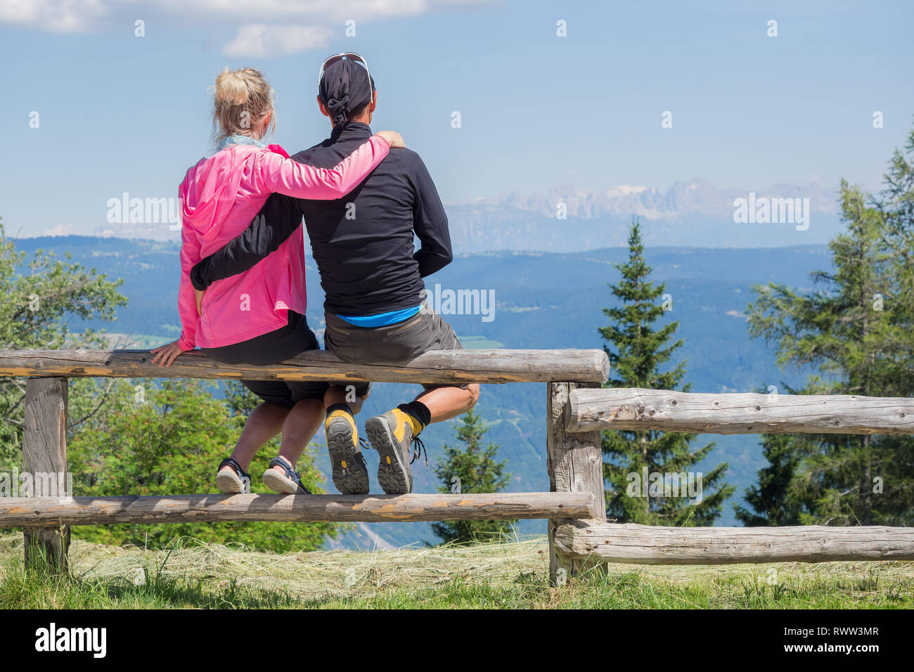 Paar auf dem Holzzaun - E5 Fernwanderweg Oberstdorf Meran Trekking Stock Photo