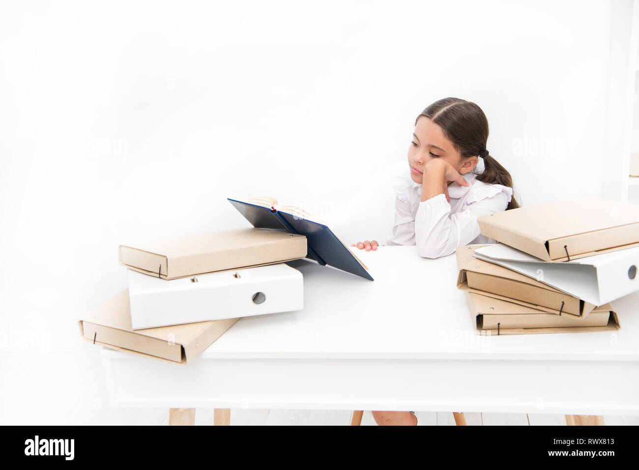 She late for school. Late for school. мальчик опаздывает в школу. ученик опаздывает в школу. Be late for school.