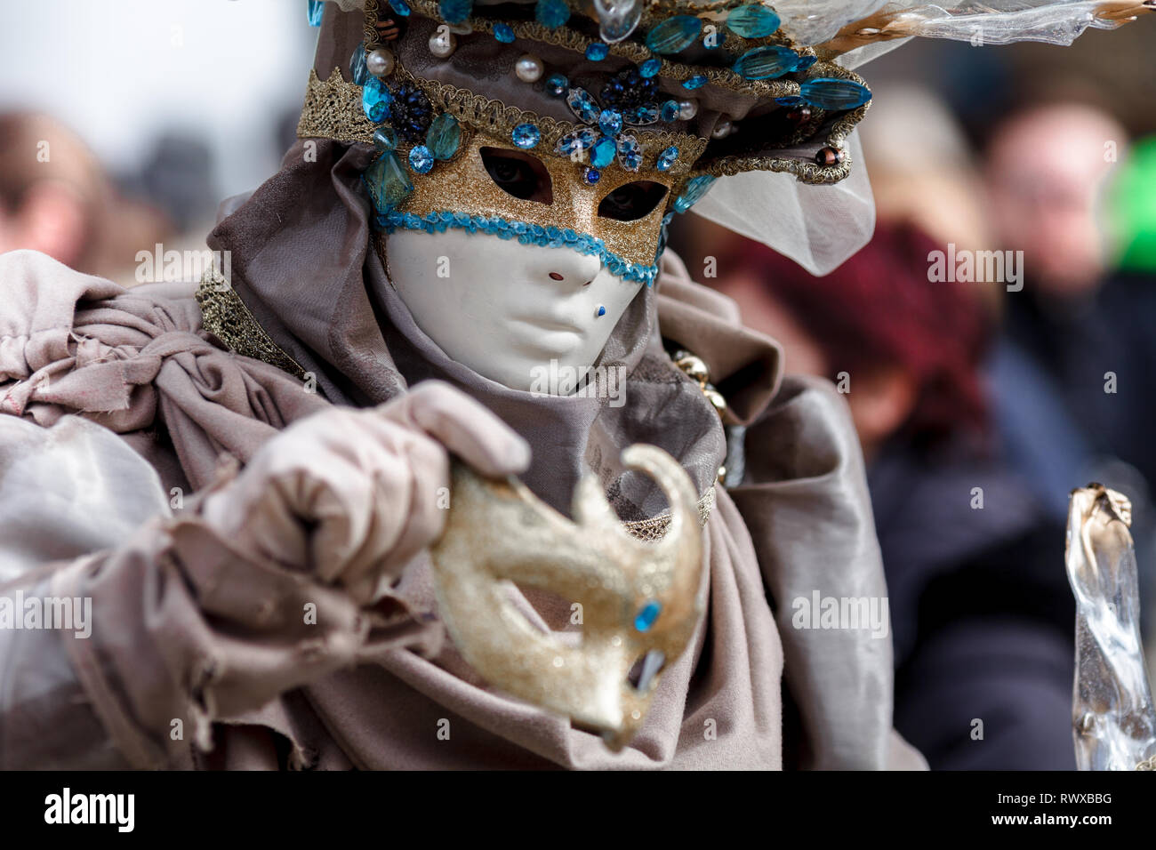 Masked couple gondola venice hi-res stock photography and images - Alamy
