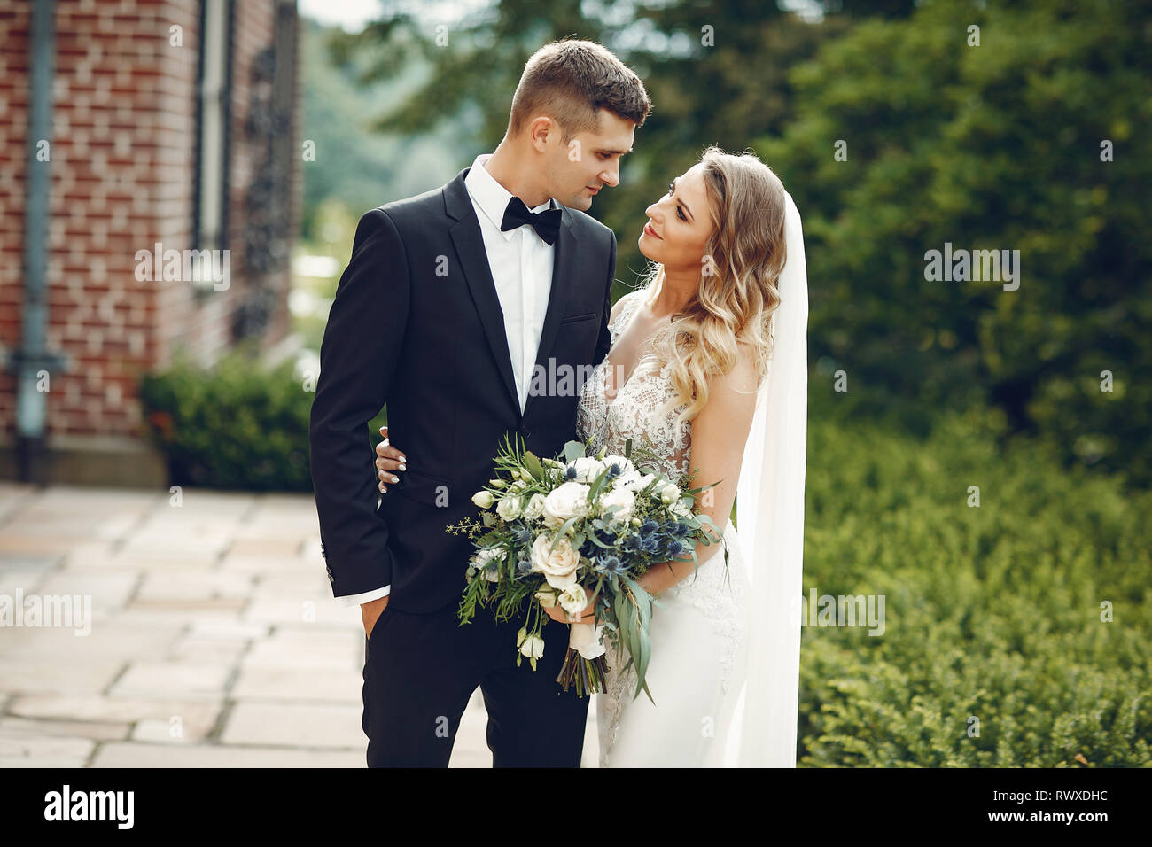 Black couple wedding flowers hi-res stock photography and images - Alamy