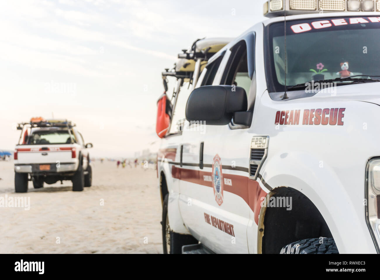 Vehicles on public beach beaches hi-res stock photography and images ...