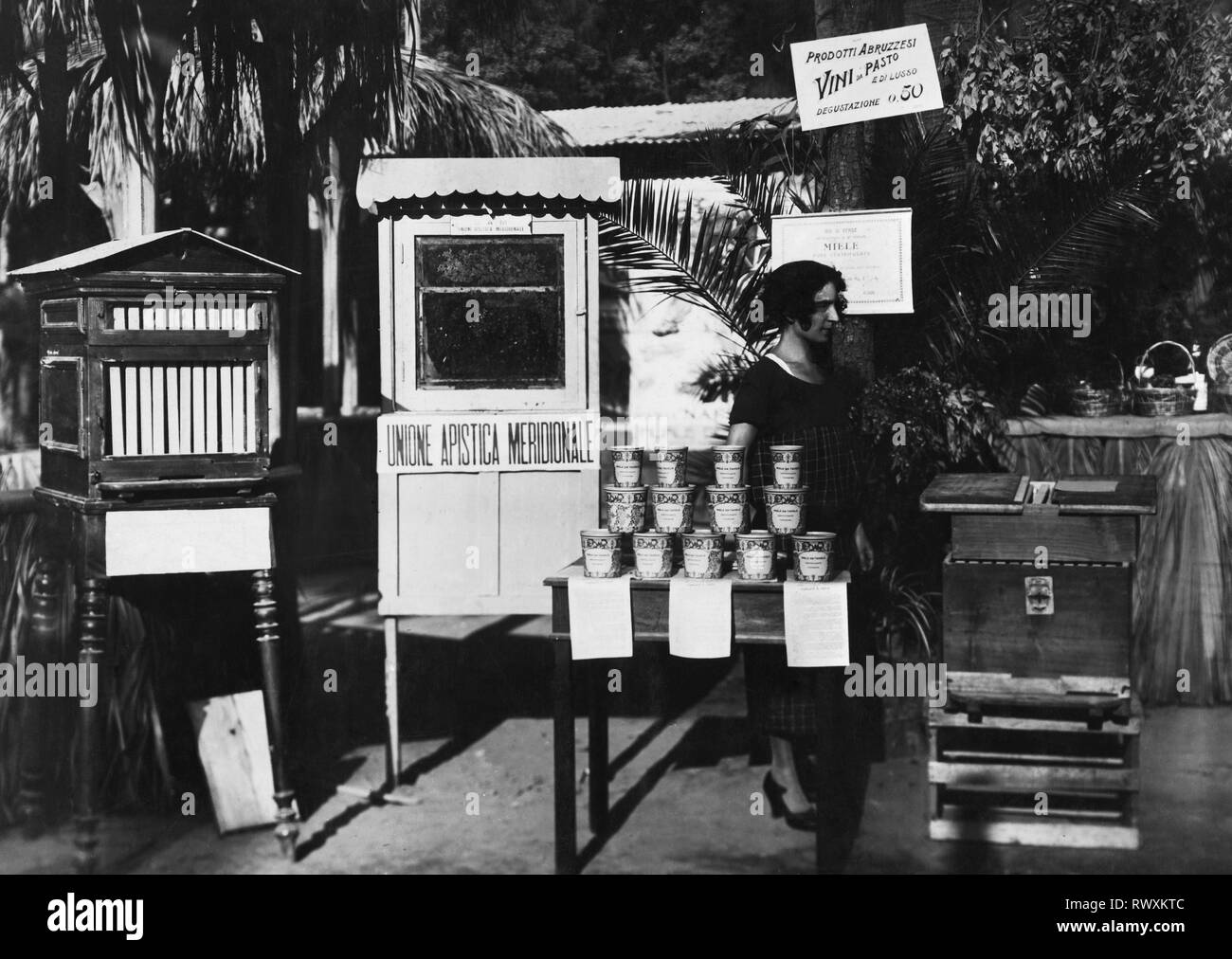 italy, campania, santa maria capua vetere, honey vendor, 1930 Stock Photo