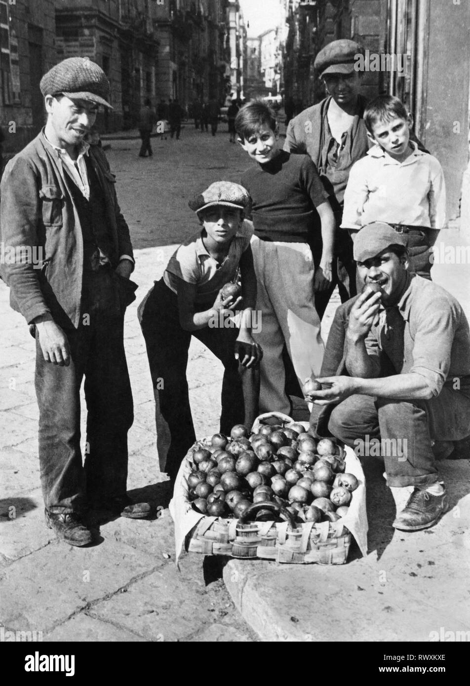 fruit vendors, palermo, sicily, italy 1920 1930 Stock Photo