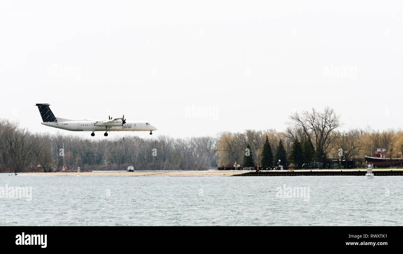 Porter Airlines Bombardier Q400 flying into Billy Bishop Toronto City Airport, Toronto, Canada Stock Photo