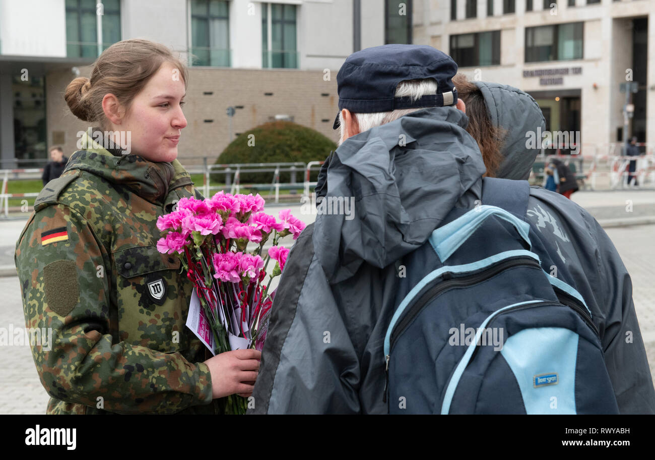 Berlin, Germany. 08th Mar, 2019. Women soldiers of the Bundeswehr ...