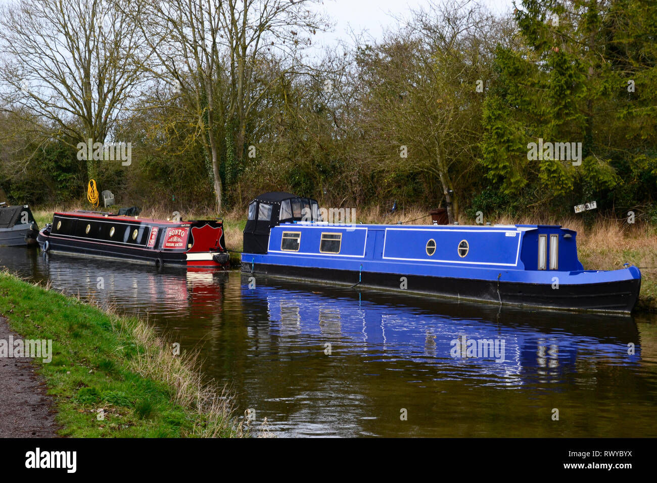 Narrowboats in the sunshine at The Grand Union Canal, Aston Clinton, Buckinghamshire / Hertfordshire Border, England, UK. March 2019 Stock Photo