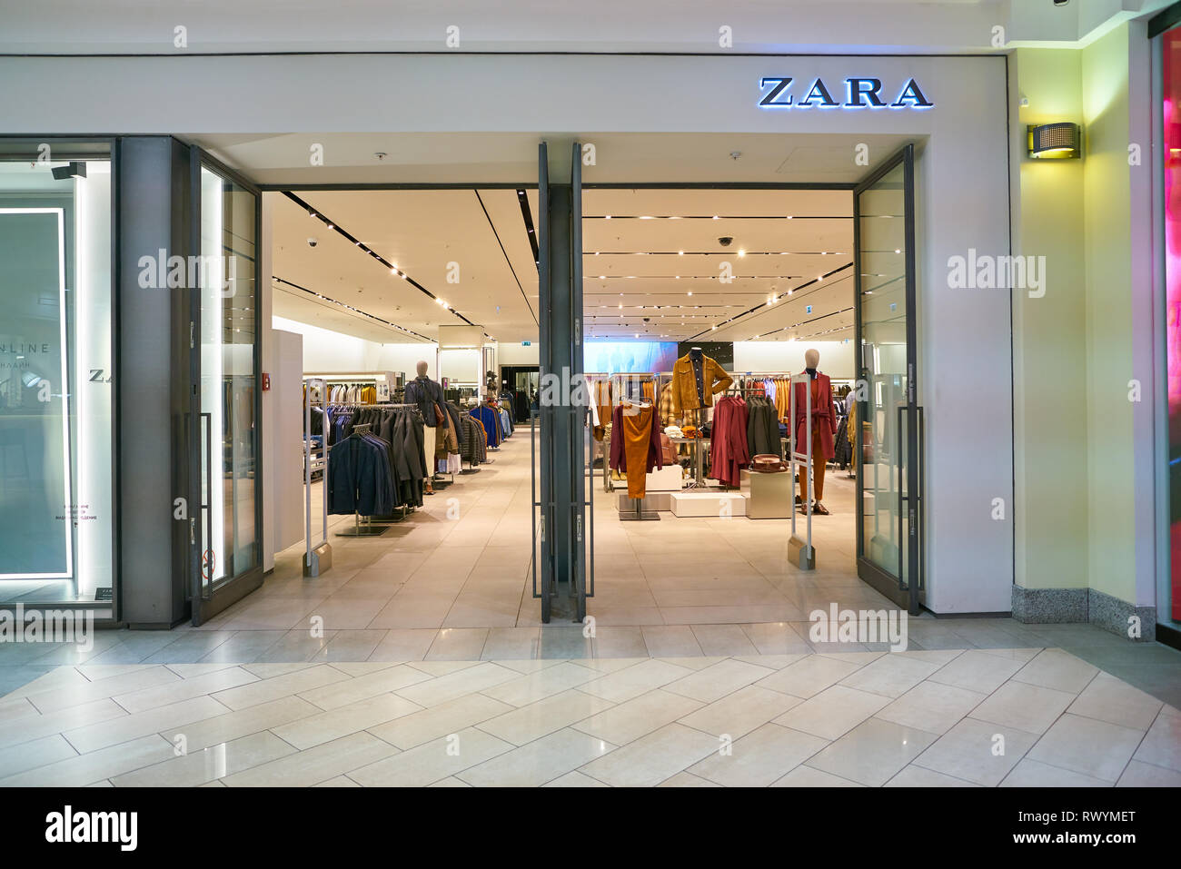 MOSCOW, RUSSIA - CRICA SEPTEMBER, 2018: entrance to a Zara store in  shopping center in Moscow Stock Photo - Alamy