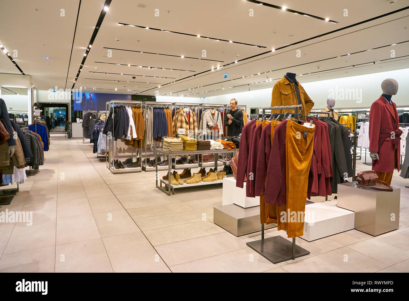 MOSCOW, RUSSIA - CRICA SEPTEMBER, 2018: interior shot of a Zara store in  shopping center in Moscow Stock Photo - Alamy