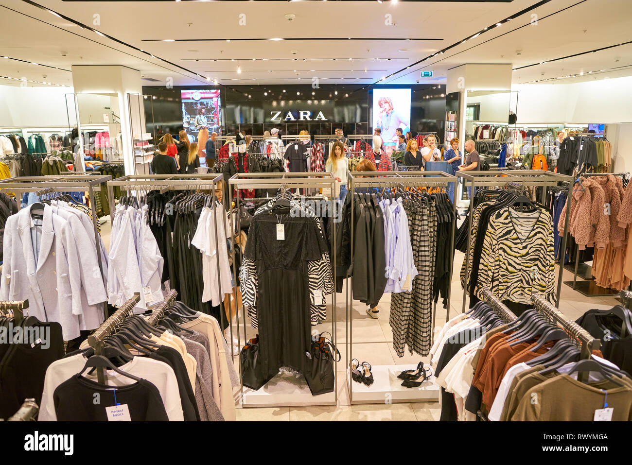 Zara clothes store hi-res stock photography and images - Page 13 - Alamy