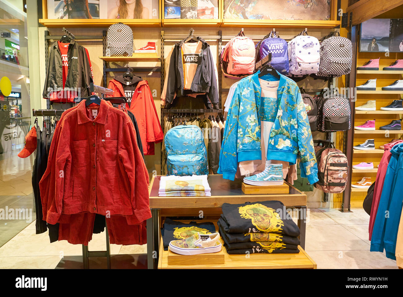 MOSCOW, RUSSIA - CRICA SEPTEMBER, 2018: interior shot of a Vans shop in  shopping center in Moscow Stock Photo - Alamy