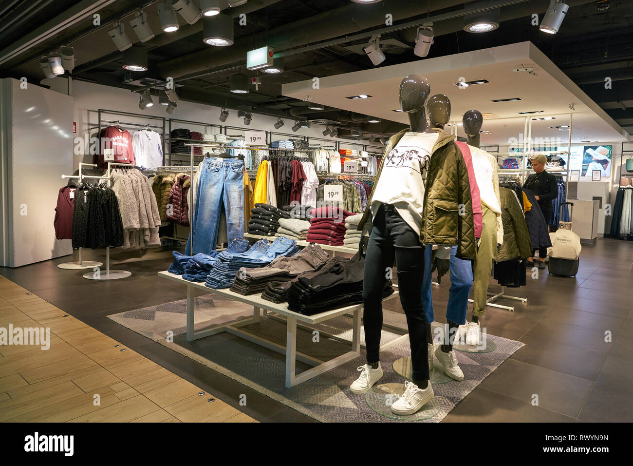 Dusseldorf Germany Circa September 18 H M Shop In Dusseldorf Airport Stock Photo Alamy
