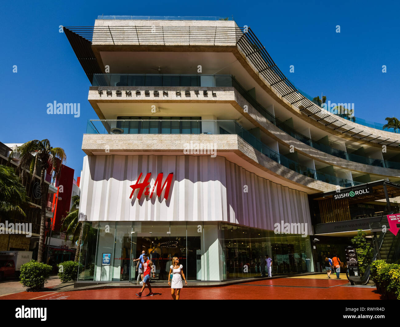 Playa del Carmen, Mexico - Feb. 26, 2019: H&M department store with  Thompson Hotel above it Stock Photo - Alamy