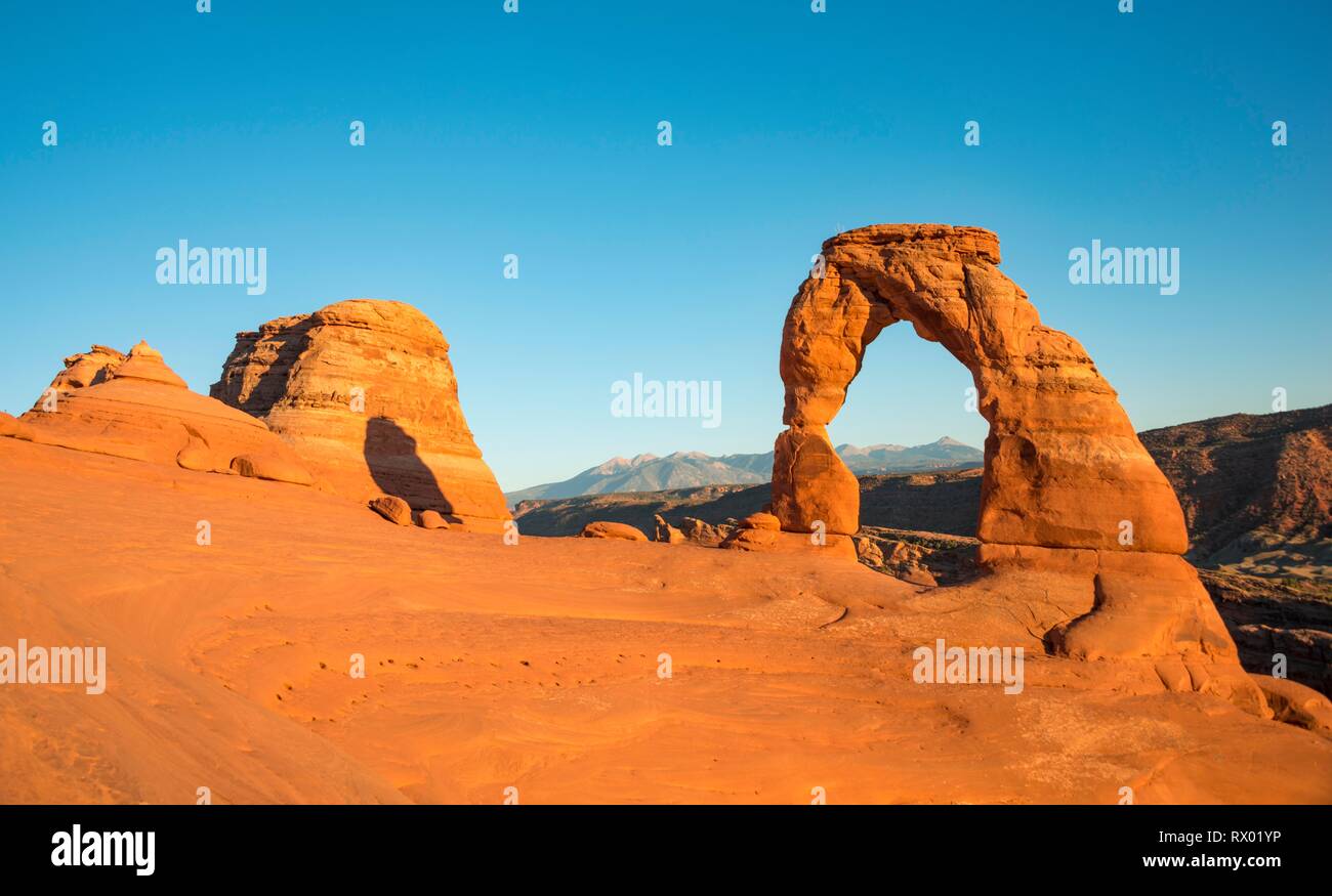 Delicate Arch rock arch in the evening sun, Arches National Park, Moab, Utah, USA Stock Photo
