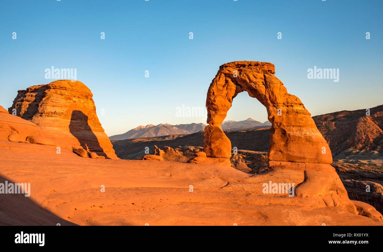 Delicate Arch rock arch in the evening sun, Arches National Park, Moab, Utah, USA Stock Photo