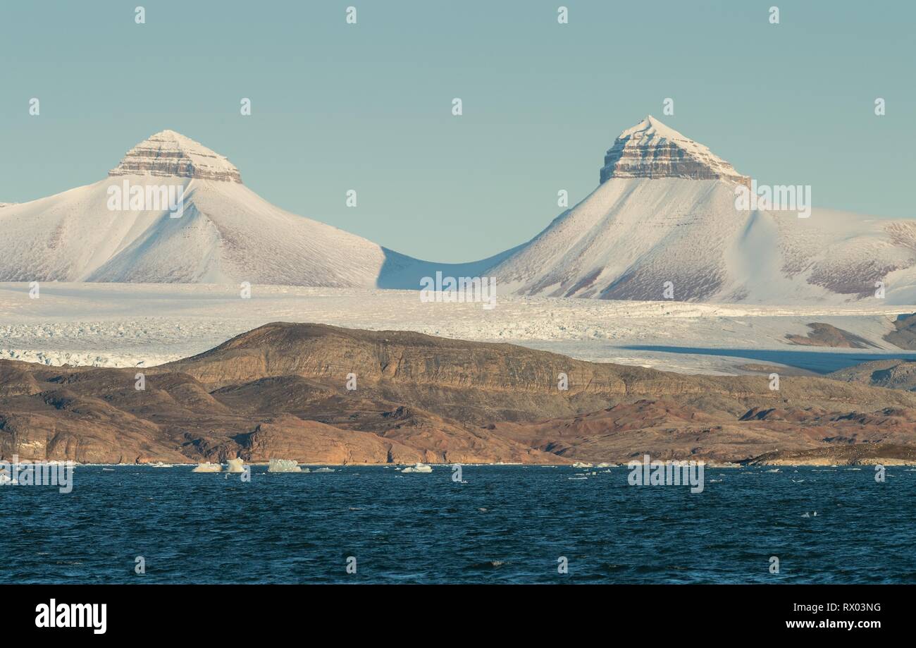 Mountain peaks Dana and Nora, Kronebreen, Kongsfjorden, Spitsbergen archipelago, Svalbard, Norway Stock Photo