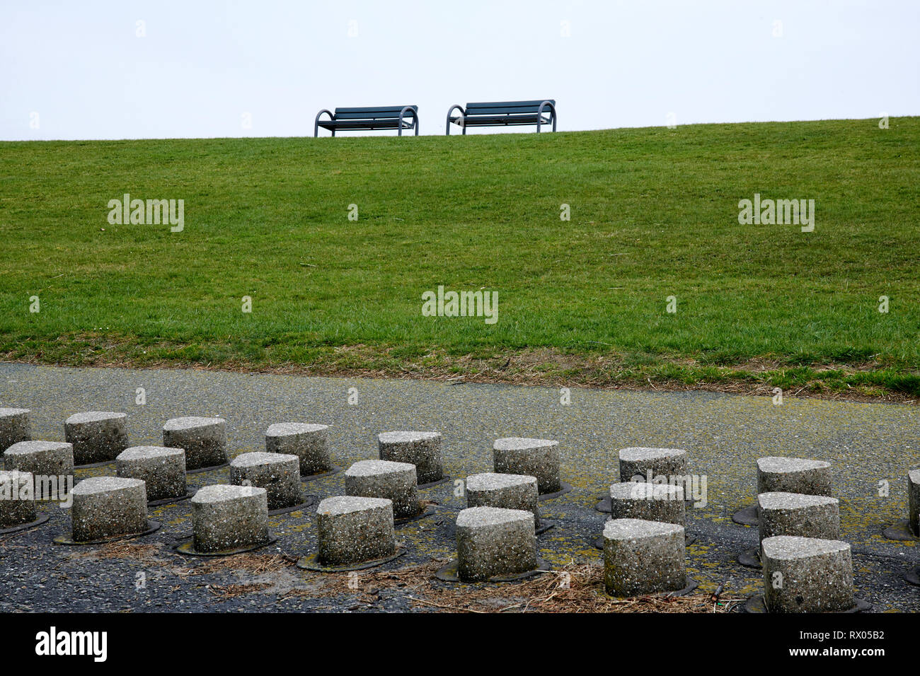 Sybolbild, Aussenaufnahme, Trist, Deich, Baenke, Ruhe, Erholung, Urlaub, Reise, Dornumersiel, Nordsee, Poller Stock Photo