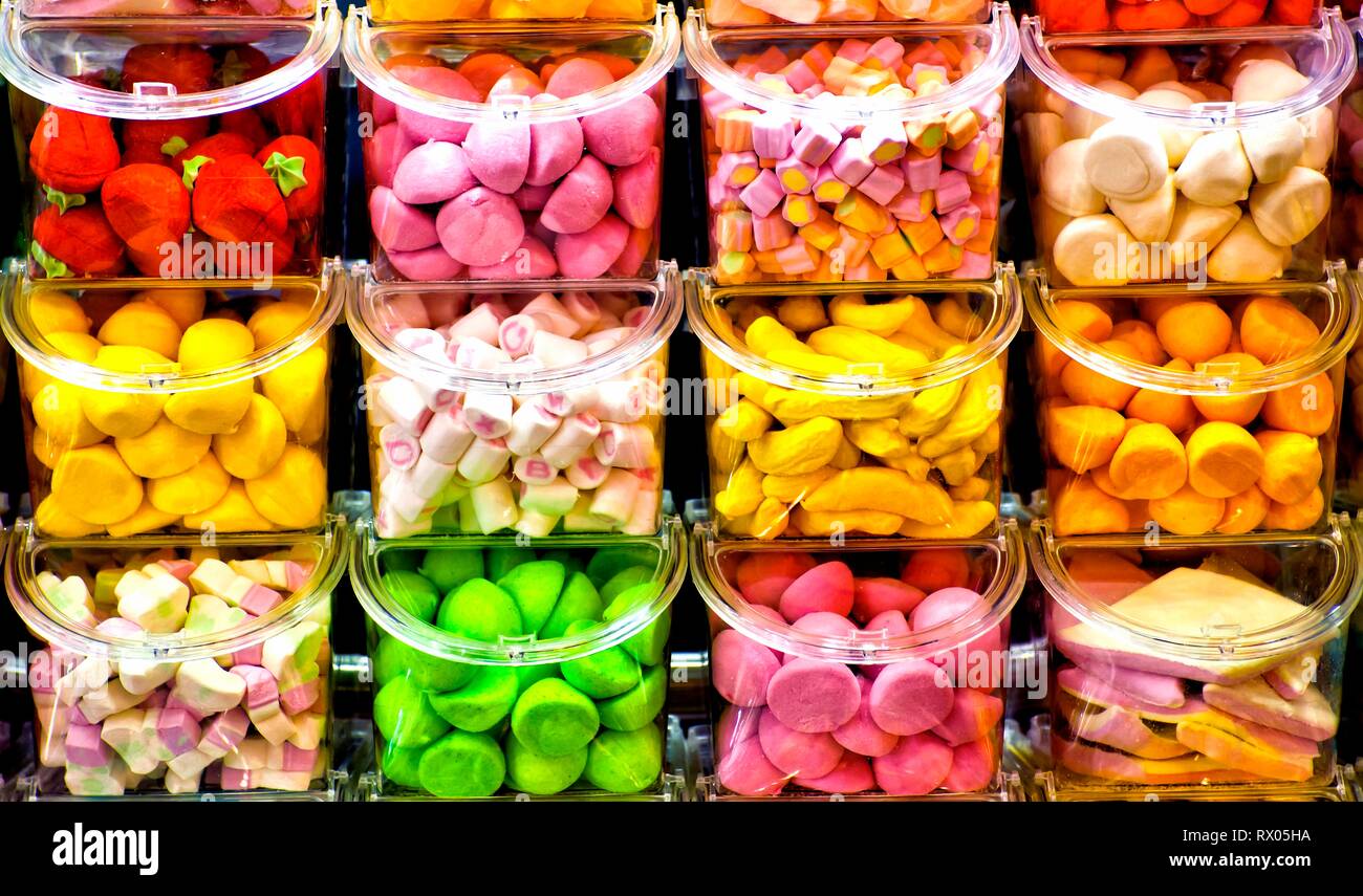 Bonbonieren auf der Internationalen Suesswarenmesse gefuellt mit Schaumgummies in grellen Farben. Stock Photo