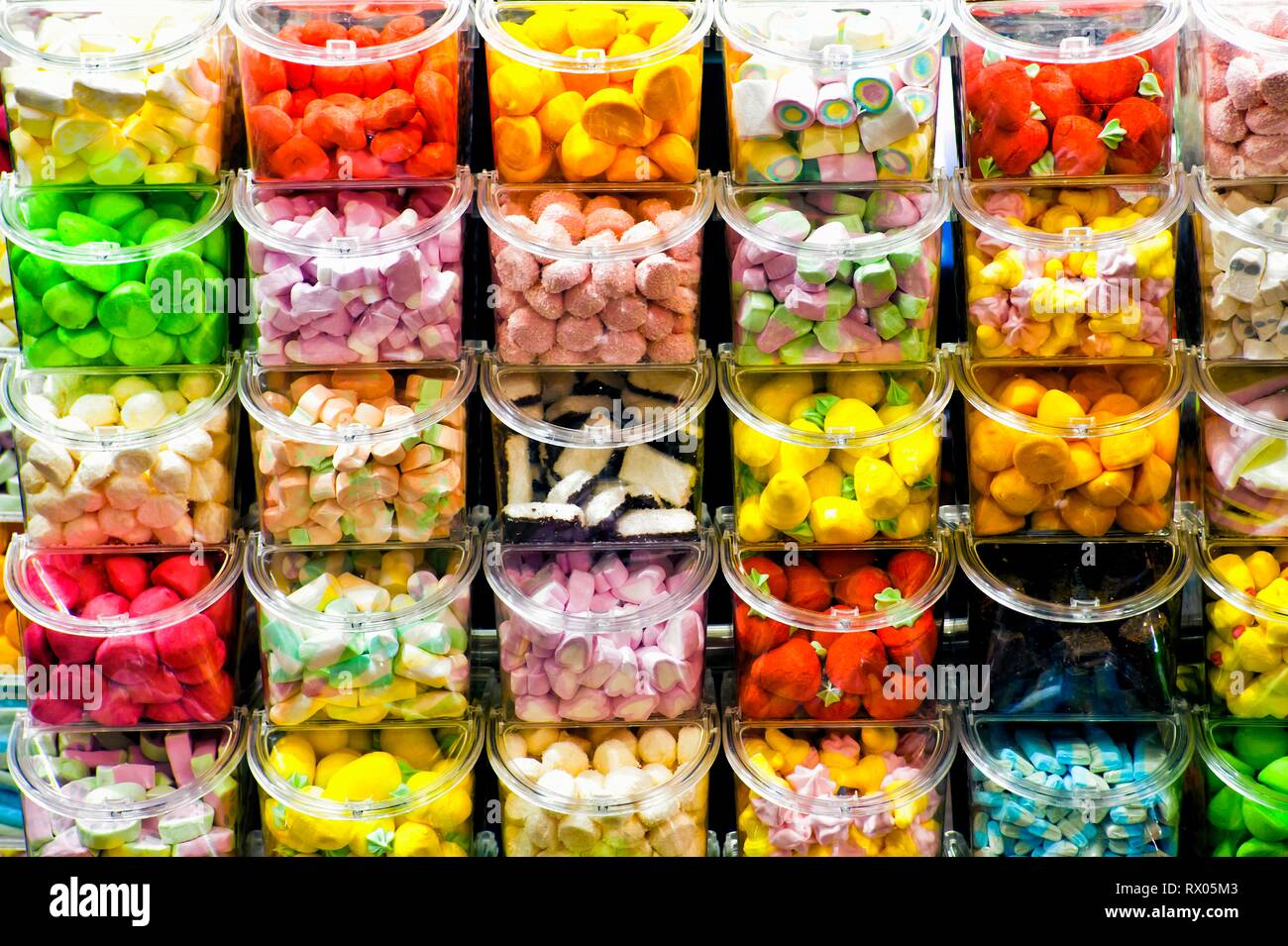 Bonbonieren auf der Internationalen Suesswarenmesse gefuellt mit Schaumgummies in grellen Farben. Stock Photo