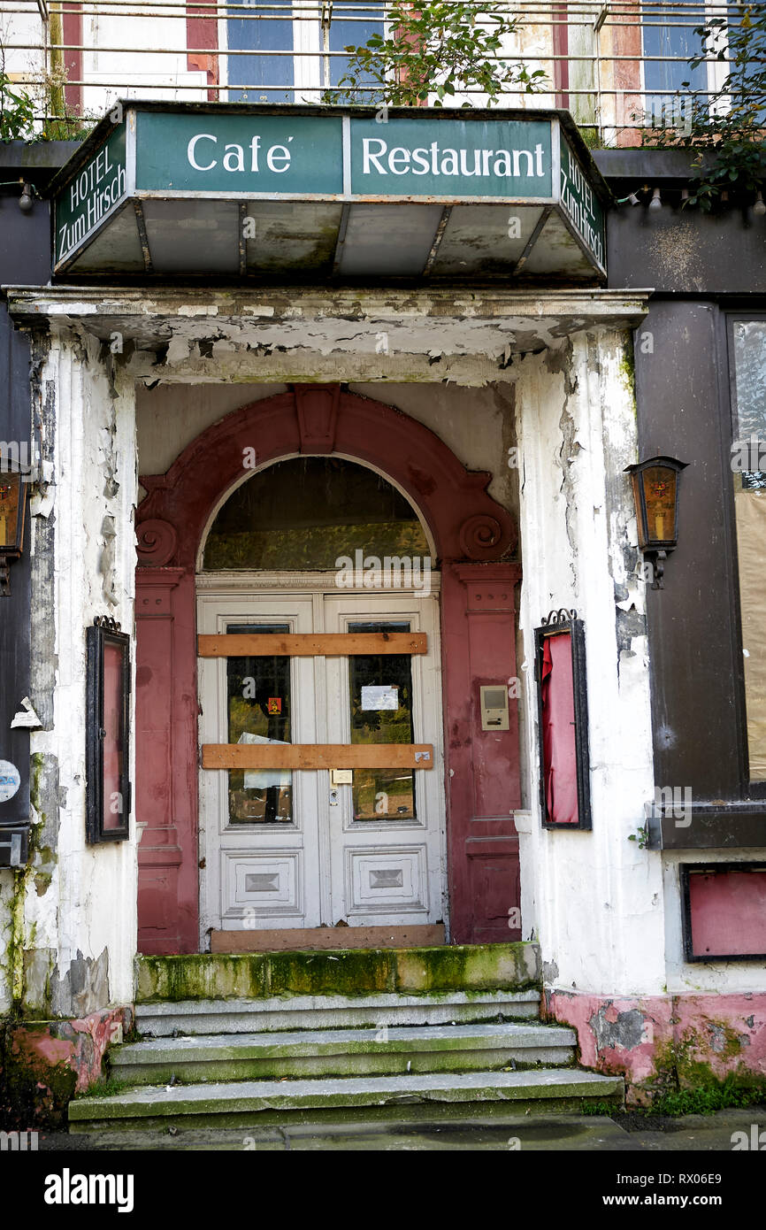 Eingangsbereich eines geschlossenen und verfallenden Restaurant / Café in St. Goar am Rhein. Die Eingangstuer ist mit zwei Brettern quer vernagelt. Stock Photo