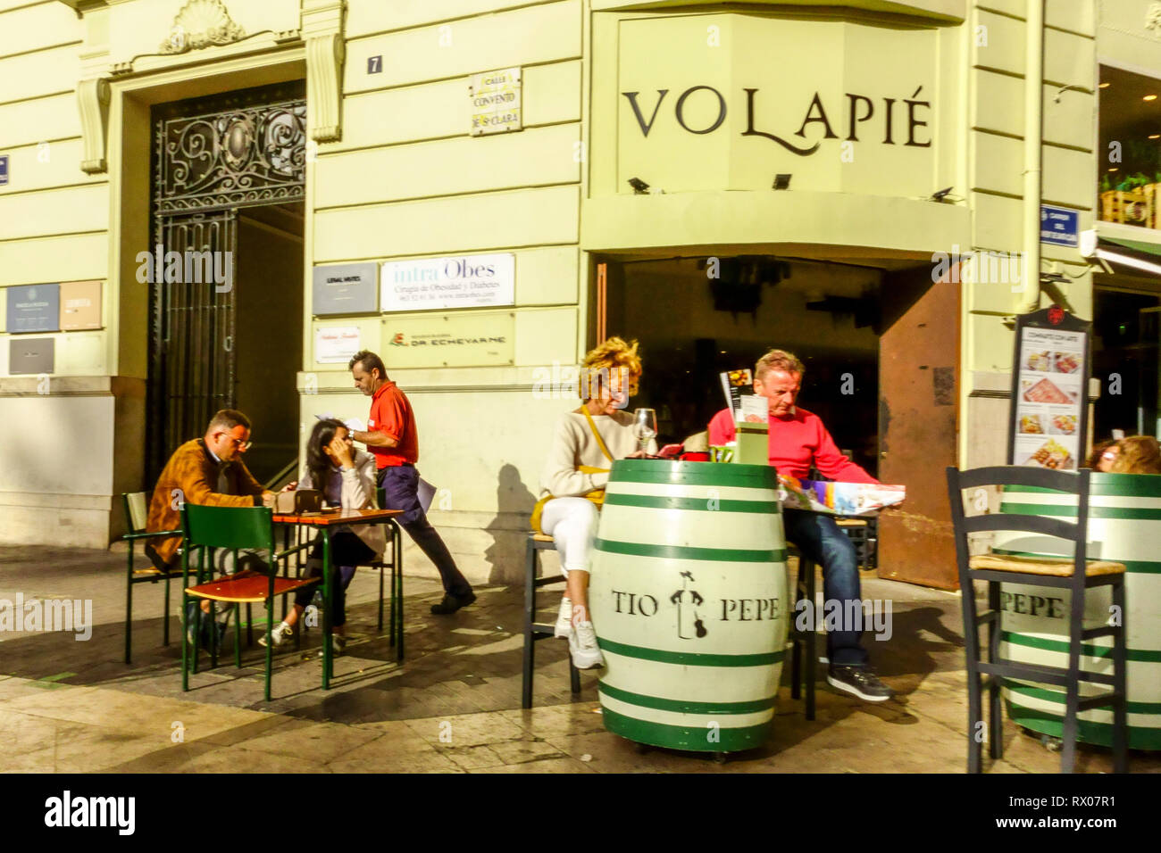 Valencia bar Volapie, Avenida del Marques de Sotelo, people outside  a bar in Ciutat Vella Stock Photo